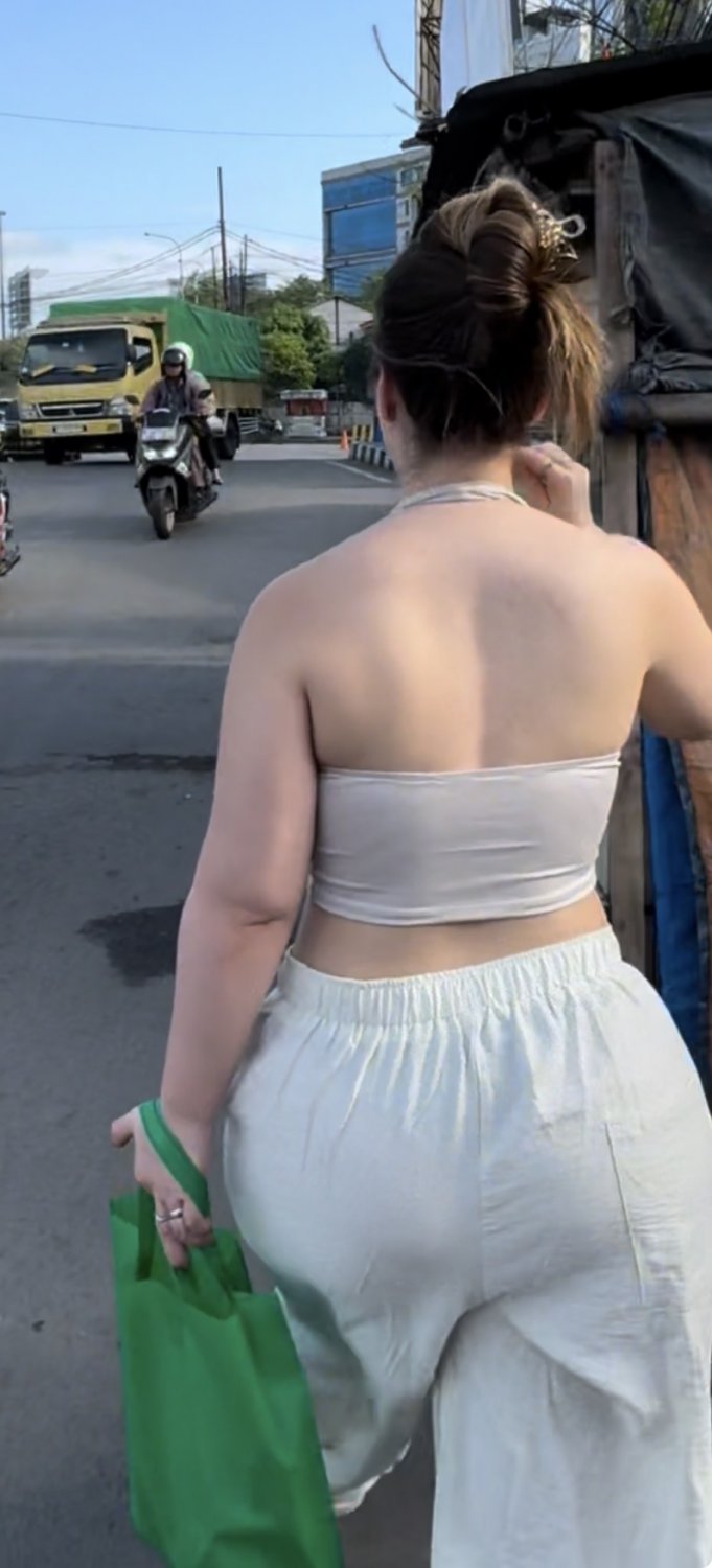 jesus christ…young PHAT milky skinned booty latina breaking NECK! 🚴‍♂️👀 #uiHoTxrQ