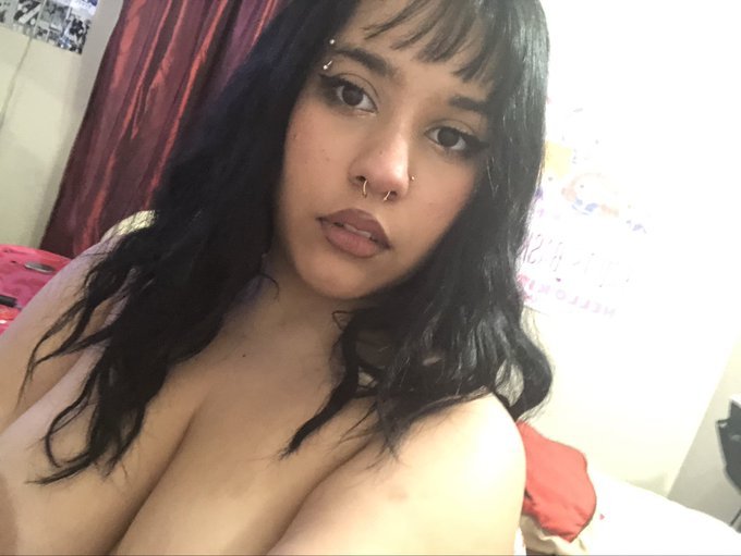 Pretty Latina with some thick curvy sides #SPfnCruV